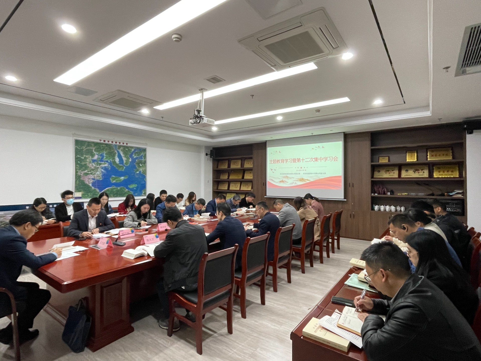 1701767233873031.jpg 市交投物流集團(tuán)黨支部 市交投勘察設(shè)計(jì)公司黨支部聯(lián)合召開主題教育學(xué)習(xí)會(huì),葉嵐清攝2.jpg