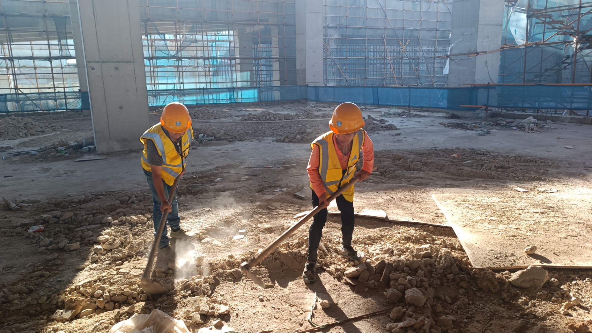 堅守一線“戰(zhàn)高溫” 項目建設(shè)有“涼策”，王俊宇拍攝2.jpg