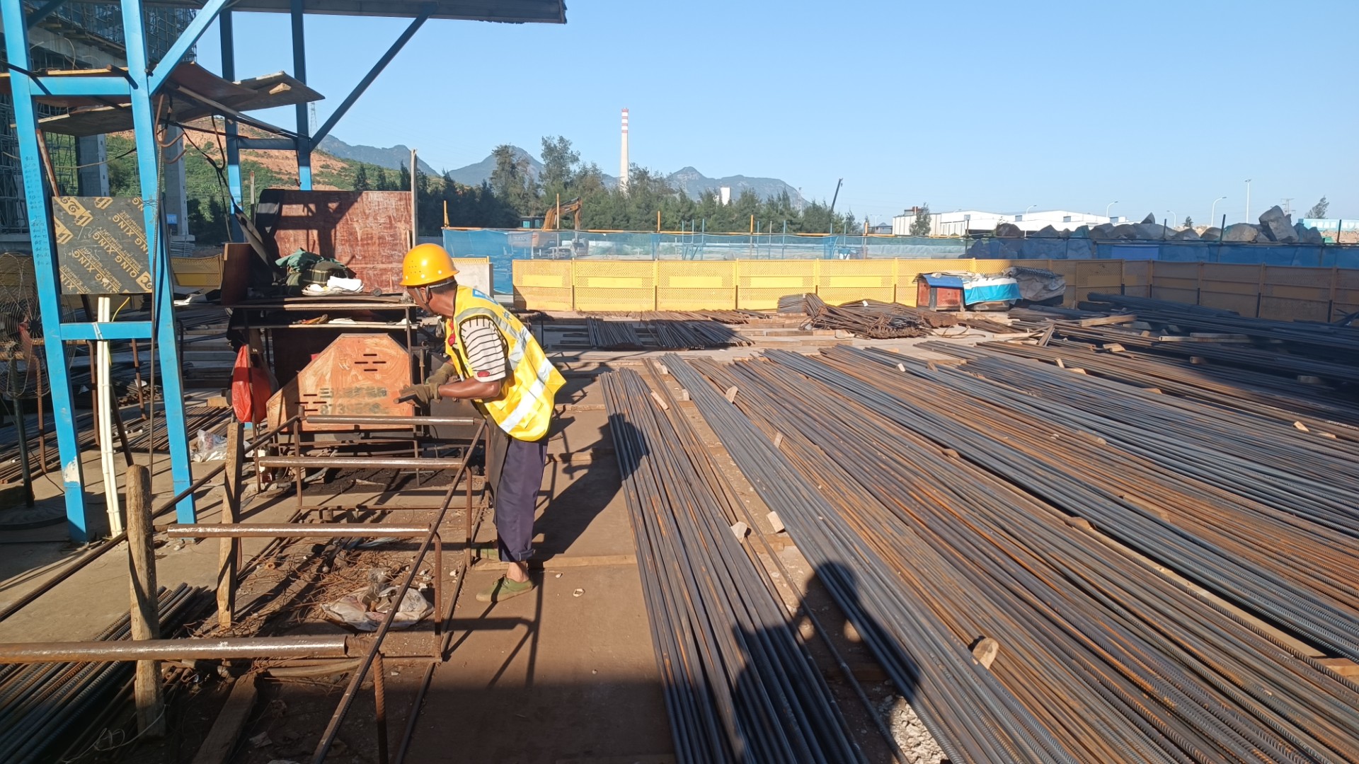 堅守一線“戰(zhàn)高溫” 項目建設(shè)有“涼策”，王俊宇拍攝1.jpg