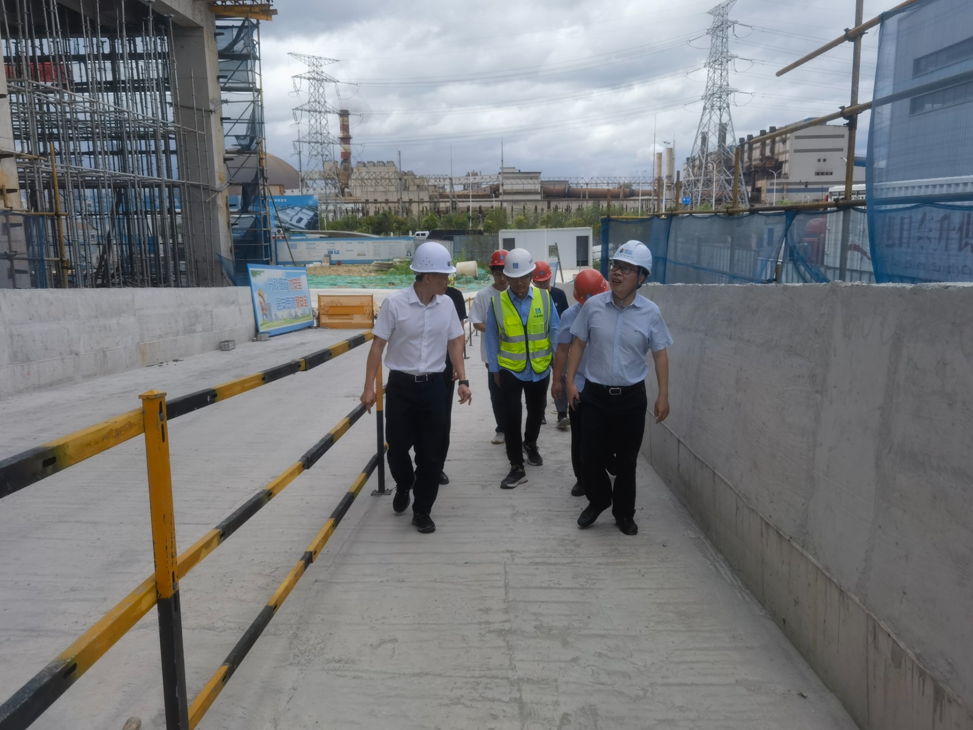 市交投集團領(lǐng)導深入市交投物流集團重點項目現(xiàn)場檢查指導防汛防臺風工作，曾騫拍攝1.jpg