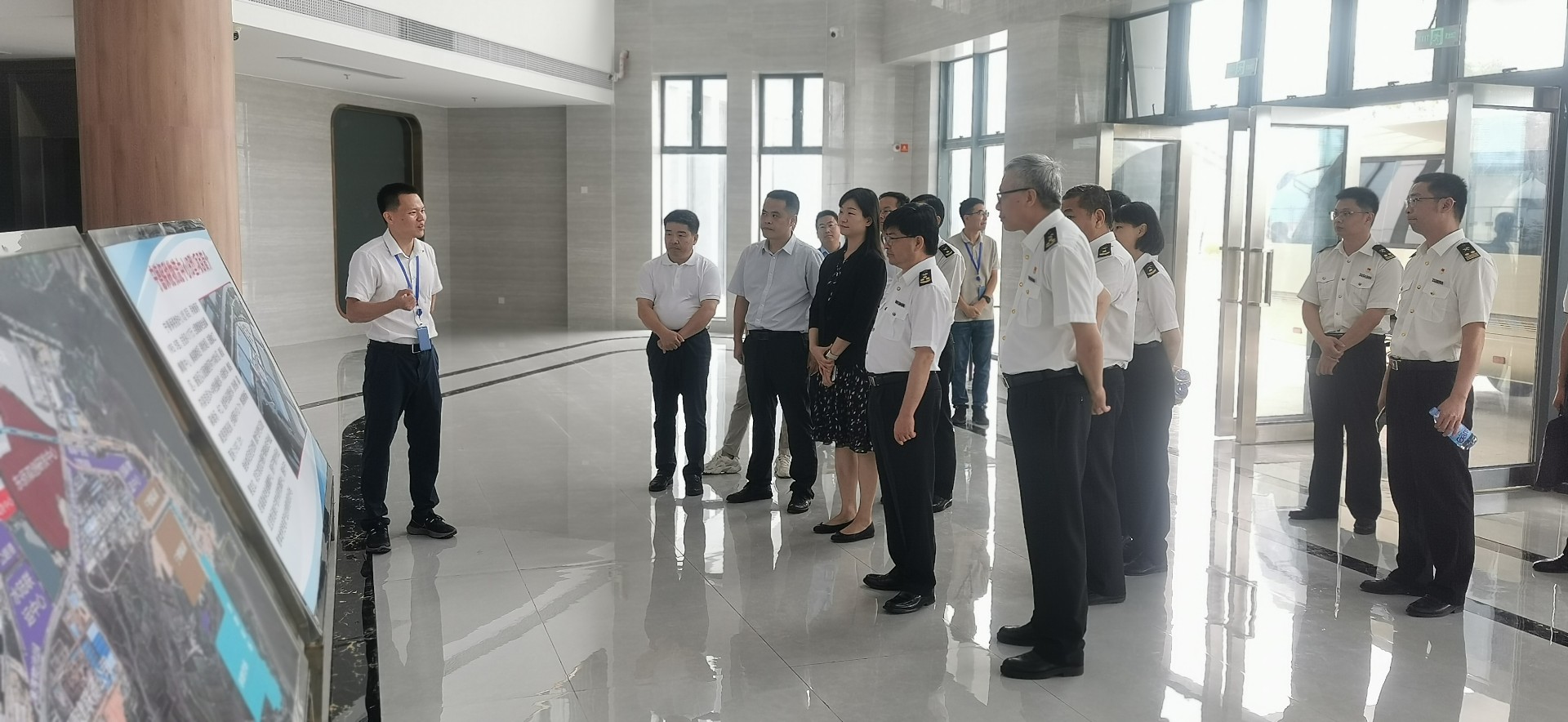 海關(guān)總署自貿(mào)司司長潘城一行蒞臨寧德國際物流中心項目調(diào)研，周桂芳拍攝1.jpg