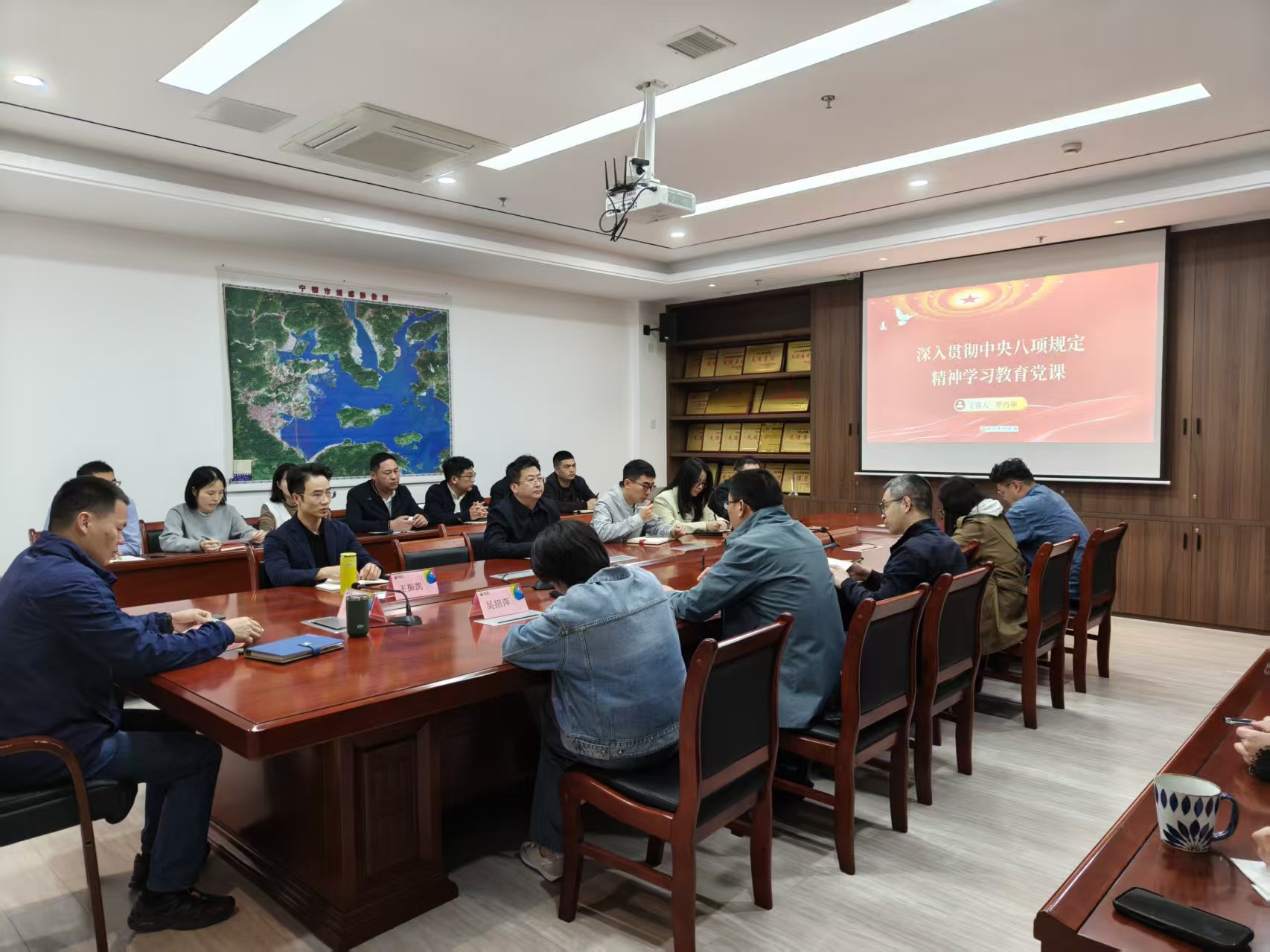 1745917651586873.jpg 市交投物流集團(tuán)黨支部開(kāi)展“深入貫徹中央八項(xiàng)規(guī)定精神學(xué)習(xí)教育”專題黨課學(xué)習(xí).jpg